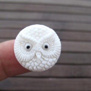 20 mmフラットバック手彫りフクロウ、バッファロー骨彫刻カボション、フリードリルジュエリー用品S7183