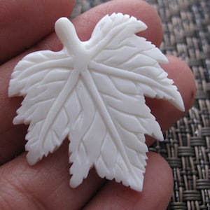 NEUE ANKUNFT Ahornblatt Anhänger, Buffalo Knochen schnitzen, Seite gebohrt, Schmuck machen Lieferungen S8919