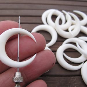 25 mm Double Horn Crescent, Carved Buffalo BONE,  Boho Jewelry making supplies, BRACELET DRILLED,   S6646-6 mm Thickness