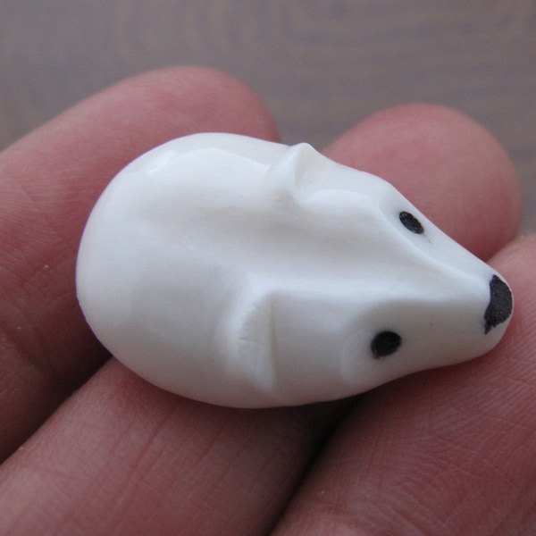 Carved Polar bear head pendant , drilled, Buffalo bone carving , Jewelry making Supplies S8869