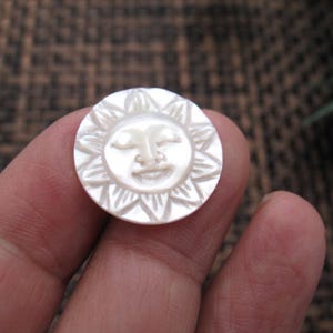 15 mm zonnescherm met GESLOTEN ogen, handgesneden parelmoer cabochon, sieraden S8528