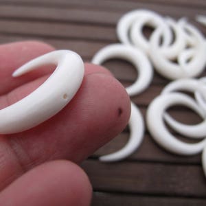 25mm Double Horn Crescent, Carved Buffalo BONE,  Boho Jewelry making supplies, DRILLED,   S6646-5 mm Thickness