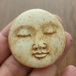 40 mm Mond Gesicht mit geschlossenen Augen, großes Mond Gesicht, Hand geschnitzt Buffalo Bone, Verschönerung, Schmuck machen Lieferungen S7891