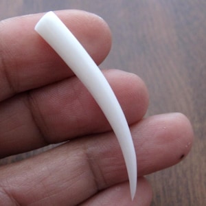Zanna di osso di bufalo intagliata in un unico pezzo, pendente, 45 mm x 5 mm rotondo, NON FORATO, boho, forniture per la creazione di gioielli S7532