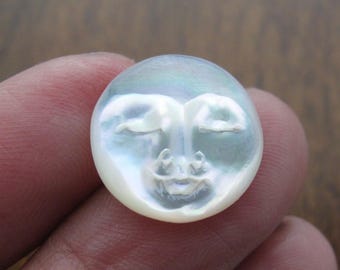 Hermoso cabujón de 15 mm con forma de luna y ojos cerrados, nácar amarillo tallado a mano, S8801