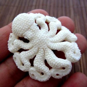 Increíble detalle: Pulpo tallado a mano en hueso de búfalo, suministros para la fabricación de joyas S3600