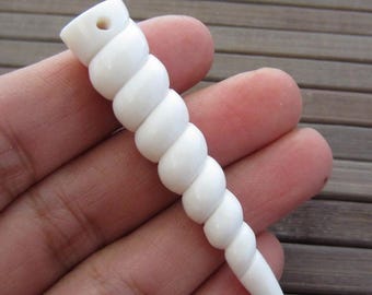 Uitstekend detail Eenhoornhoorn gesneden beenspiraal, GEBOORD, biologisch, benodigdheden voor het maken van sieraden S5306