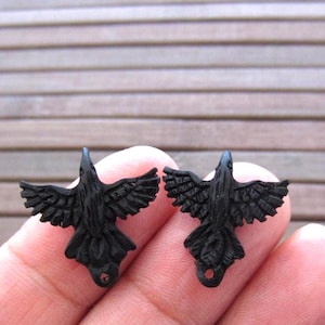 Pequeño par de pendientes de 15 mm x 13 mm con forma de cuervo negro tallado, tallado en cuerno de búfalo, suministros para la fabricación de joyas S4637 imagen 1