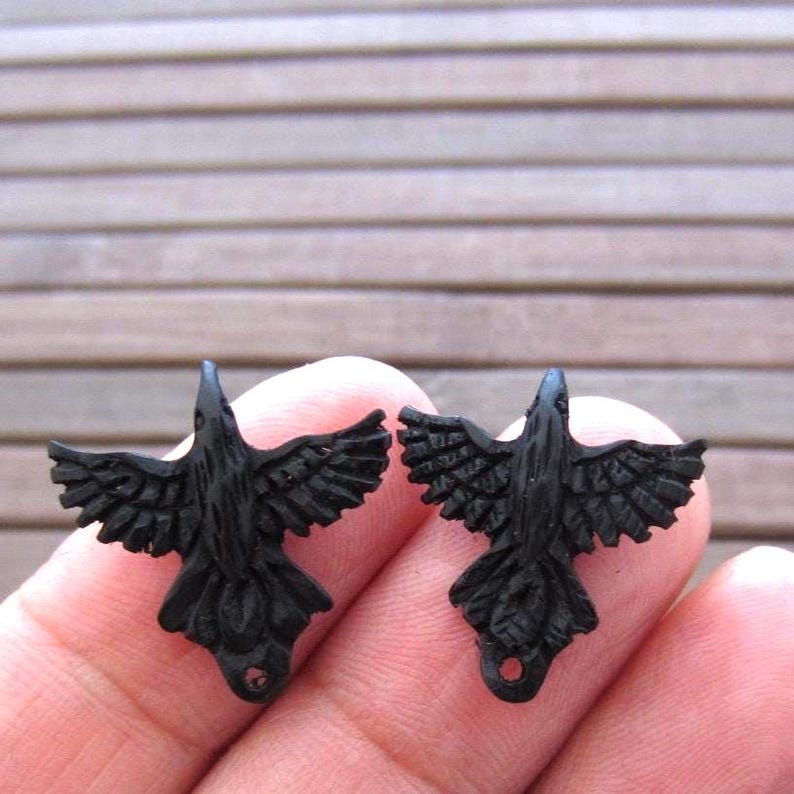 Pequeño par de pendientes de 15 mm x 13 mm con forma de cuervo negro tallado, tallado en cuerno de búfalo, suministros para la fabricación de joyas S4637 imagen 1