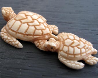 Familia de tortugas marinas talladas en hueso, tótem, tallado en hueso de búfalo, suministros para fabricación de joyas S4942