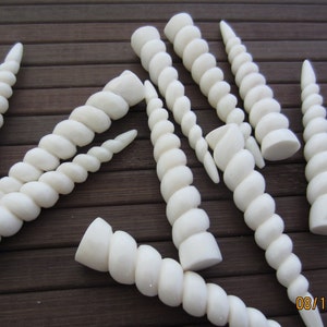 Ausgezeichnetes Detail Einhorn Horn, geschnitztes Knochen Spiralhorn, Fabelwesen, NICHT GEBOHRT, Bio, Schmuckherstellung zubehör S5306
