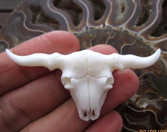 手彫りのロングホーンペンダント、穴あき牛の頭、小、バッファローの骨