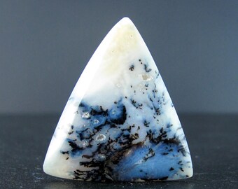 Driehoekige cabochon van dendritische opaal merliniet S10046