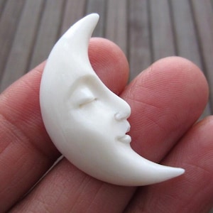 Croissant de lune, yeux fermés, recto, os de buffle sculpté à la main, orientation vers la droite, 34 mm x 15 mm, accessoires pour la fabrication de bijoux S3261