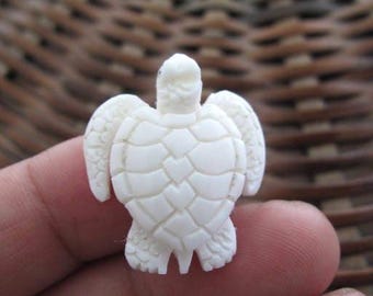 Handgesneden zeeschildpad van 25 mm, aan de zijkant geboord, buffelbot, handgemaakte sieraden uit Bali S7893