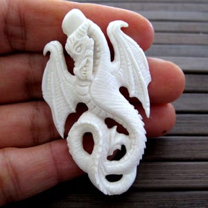 Excellent pendentif dragon sculpté à la main, sculpture sur os de buffle, fournitures de bijoux S7172