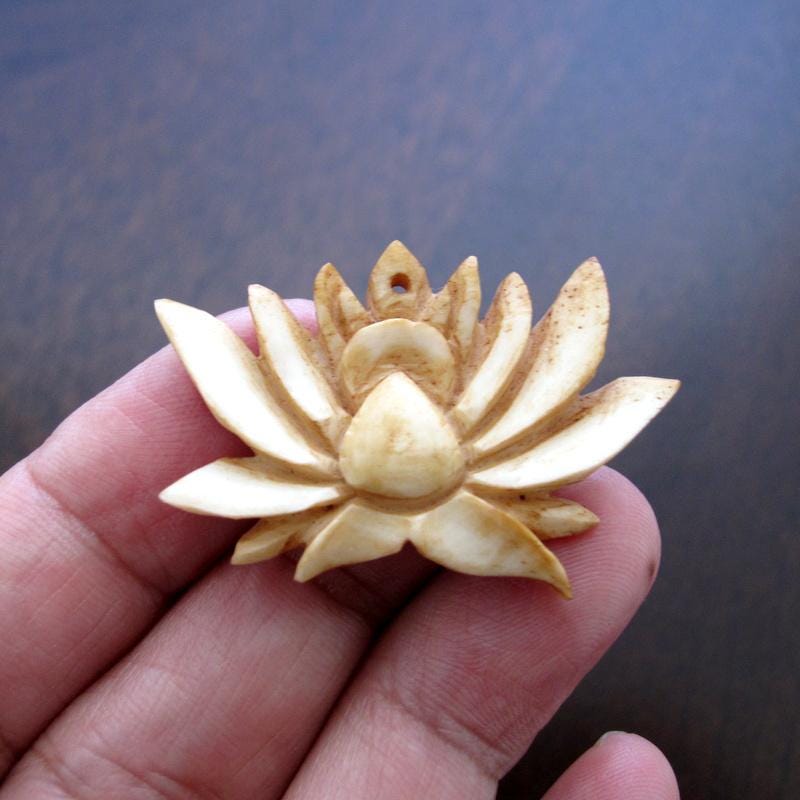美しく咲き誇る蓮の花、水牛の骨彫刻、穴あき、ジュエリー製作用品