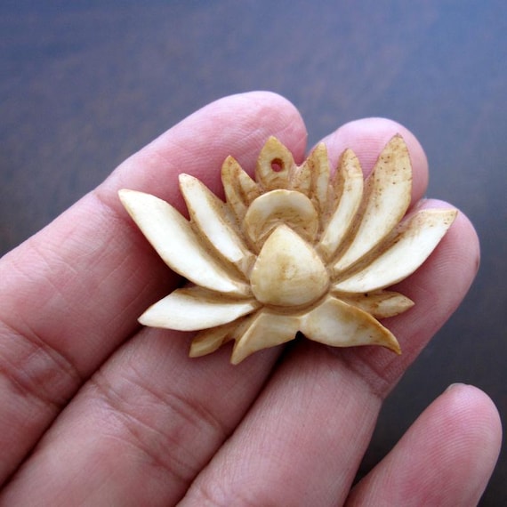 美しく咲き誇る蓮の花、水牛の骨彫刻、穴あき、ジュエリー製作用品