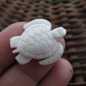 Beautifully Detailed  Hand Carved Tiny (25mmx22mm) Sea Turtle, Side Drilled,   Jewelry Supplies ,Bali handmade Carved Bone  S7893