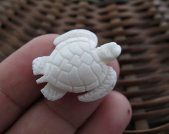 Schön detaillierte Hand geschnitzt kleine Meeresschildkröte, Seite gebohrt, Schmuck liefert, Bali handgemachte geschnitzte Knochen S7893