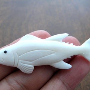 マグロペンダント、手彫り水牛の骨、両面、穴なしジュエリーコンポーネント、S7899