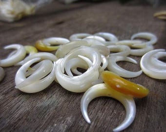 Media luna de cuerno doble de 20 mm, nácar amarillo, perforada, S5672