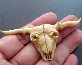 手彫りのロングホーンペンダント、穴あき牛の頭、小、バッファローの骨