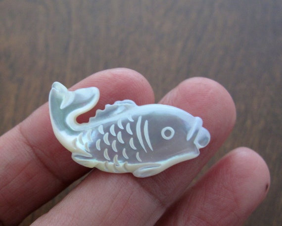 彫刻された金魚、白蝶貝の彫刻、ジュエリー製作用品 S8564 - Etsy 日本