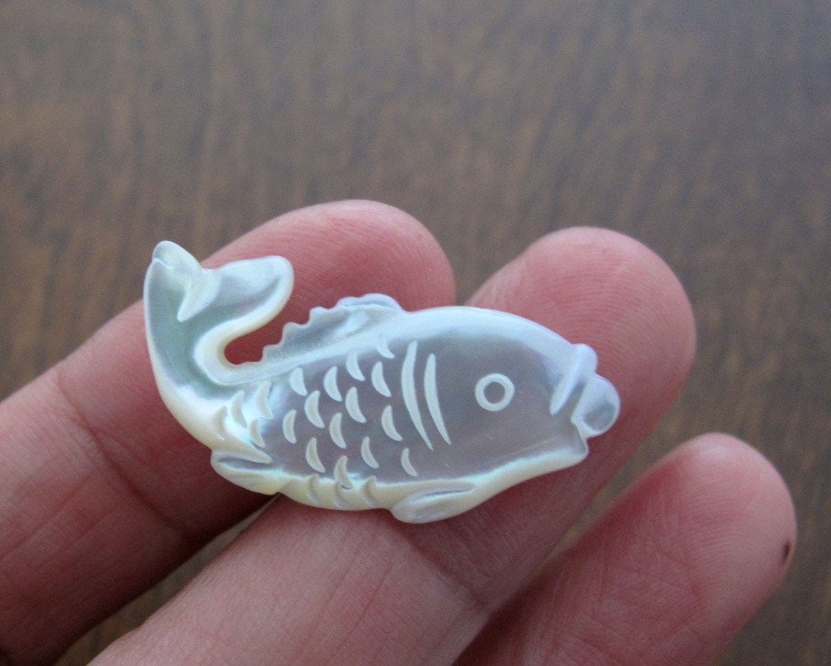 彫刻された金魚、白蝶貝の彫刻、ジュエリー製作用品 S8564 - Etsy 日本