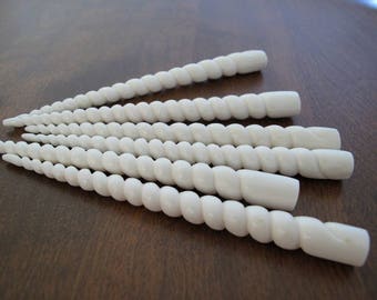 Extra lange eenhoornhoorn, spiraalhoorn met gesneden been, mythisch wezen, NIET GEBOORD, biologisch, benodigdheden voor het maken van sieraden S5306