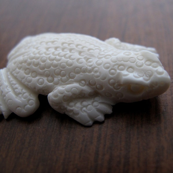 SALE Amazing detail Hand Carved Little frog,  buffalo bone , handmade Jewelry Supplies  S2600