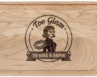 Tabla de cortar de madera / tabla de servir grabada de Too Glam To Give A Damn