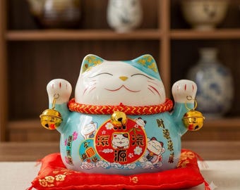 Statuetta giapponese Maneki Neko, gatto portafortuna in ceramica - Statuetta Feng Shui con cuscino rosso - Decorazione asiatica e idea regalo