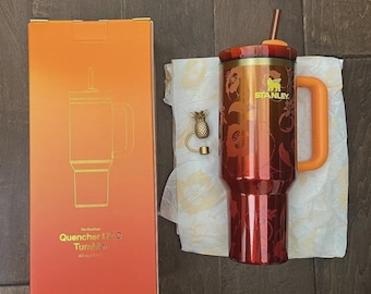 Vaso térmico Stanley x KAROL G de 40 oz Quencher H2.0 FlowState. Nuevo, edición limitada. Disponible.