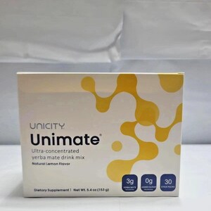 Może przedstawiać: Prostokątne pudełko ultra-skoncentrowanej mieszanki do napoju yerba mate Unicity Unimate o naturalnym smaku cytrynowym. Białe opakowanie zawiera ż&oacute;łty wz&oacute;r molekularny, nazwę marki oraz trzy niebieskie ikony wskazujące 3g yerba mate, 0g dodanego cukru i 30 saszetek. Waga netto 153 g.