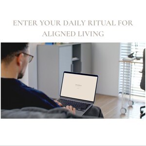Könnte beinhalten: Eine Person benutzt einen Laptop mit dem Text "ENTER YOUR DAILY RITUAL FOR ALIGNED LIVING". Der Laptop-Bildschirm zeigt ein Logo. Die Person trägt eine Brille und ein dunkelblaues Hemd. Der Hintergrund umfasst einen Schrank und ein Fenster.