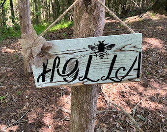 Letrero rústico de madera con la palabra "Holla" y un detalle de abeja – Decoración para porche de estilo rústico