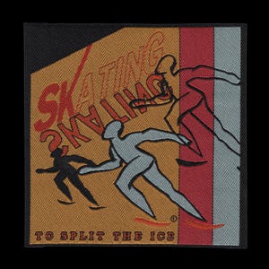 Peut inclure: Un écusson brodé carré avec un fond beige et des bandes verticales rouge et gris clair. Il représente trois silhouettes stylisées de patineurs à glace en contours noirs et gris. Le texte indique SKATING SKYLING et TO SPLIT THE ICE.
