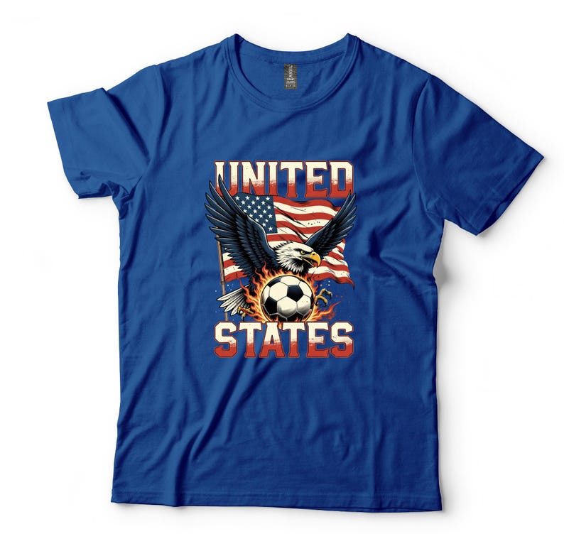 K&ouml;nnte beinhalten: Ein k&ouml;nigsblaues Kurzarm-T-Shirt mit einem Grafikdruck eines Wei&szlig;kopfseeadlers mit ausgebreiteten Fl&uuml;geln, einem von Flammen umgebenen Fu&szlig;ball und einer wehenden amerikanischen Flagge. Der Text UNITED STATES ist in fetten wei&szlig;en und roten Buchstaben aufgedruckt.