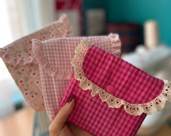 Quilted Coquette Pouch Sewing Pattern | Scalloped Lace Cosmetic Bag Tutorial (PDF Pattern)