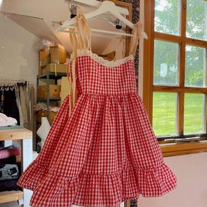 Mönster för Coquette Gingham-miniklänning | Klänning med volanger och skikt (digitalt PDF-mönster)