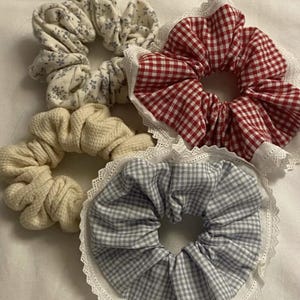 Denim Ruffle Scrunchie – Voluminöst Hårmoln, Statement Knytband (Digitalt Symönster)