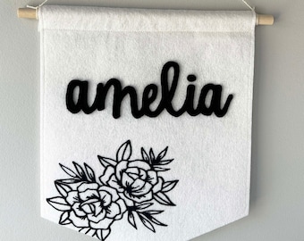 Nom de bébé personnalisé - bannière en feutre personnalisée - nouveau cadeau pour bébé - décoration de chambre d'enfant - tenture murale pour chambre d'enfant - pivoine - cadeau de baby shower