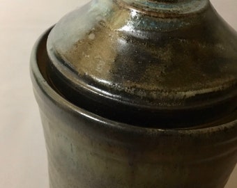 Tarro o urna pequeña y alta con tapa