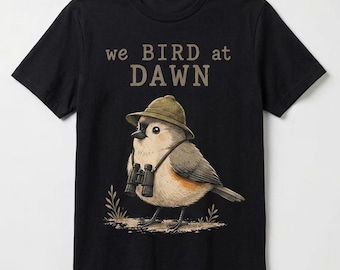 Camiseta divertida con el lema "We Bird At Dawn" (Nosotros observamos aves al amanecer) - PNG