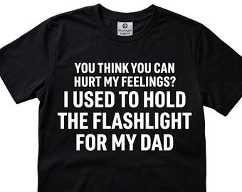 Rolig pappa med ficklampa som håller i PNG – Humoristisk DIY-mekanikergrafik (digital nedladdning)