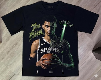 Diseño de impresión PNG de Wemby - Tributo a los Spurs The Alien - Descarga digital / Semitono negro + Color completo / DTF/DTG 300 DPI