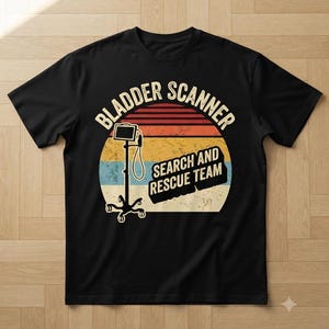 Könnte beinhalten: Ein schwarzes T-Shirt mit kurzen Ärmeln und einer Grafik eines Blasenscanners auf einem Ständer. Das Design zeigt einen kreisförmigen Hintergrund in Sonnenuntergangsfarben mit dem Text BLADDER SCANNER und SEARCH AND RESCUE TEAM in fetter Schrift.