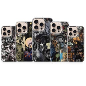 Puede incluir: Una colección de cinco fundas transparentes para teléfono con un collage de personajes y escenas de "Pesadilla antes de Navidad" de Tim Burton. Las fundas muestran una variedad de imágenes en blanco y negro con toques de color.