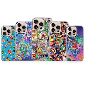 Puede incluir: Cinco fundas para teléfono con diseños coloridos inspirados en la franquicia de videojuegos Super Mario. Las fundas muestran varios personajes y elementos del juego, incluyendo a Mario y Luigi. Las fundas tienen un borde transparente.